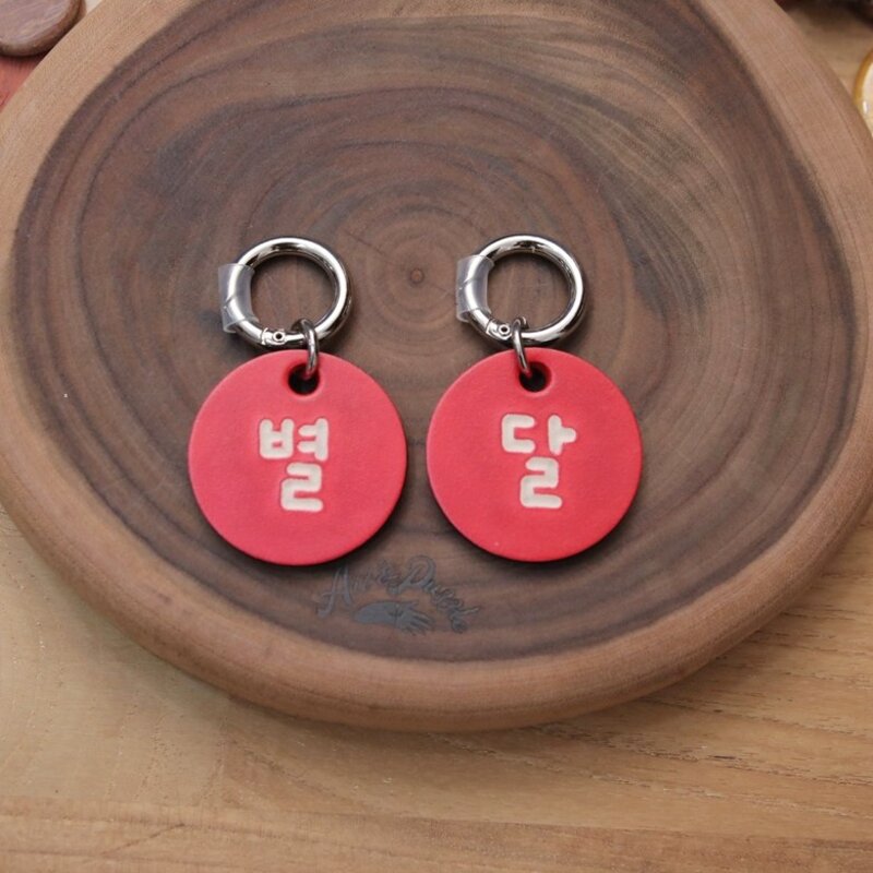 (고리형) 천연 가죽에 장인의 손글씨로 각인한 강아지 인식표 강아지 이름표, 2.5cm, 짙은갈색, 1개